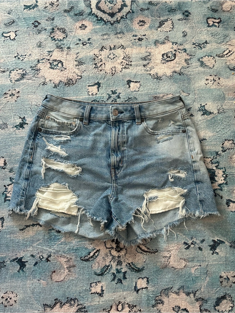 American Eagle Women’s Distressed Light Wash Denim Shorts Size 6